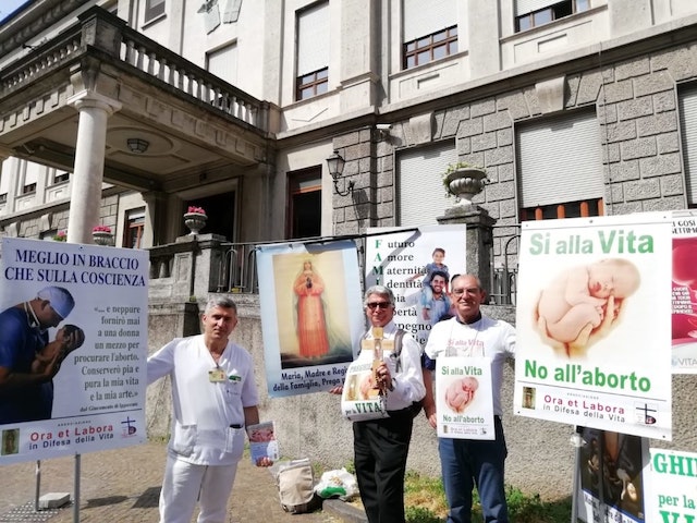 Giorgio Celsi e i volontari di Ora et Labora in difesa della vita pregano davanti agli ospedali dove si pratica l'aborto