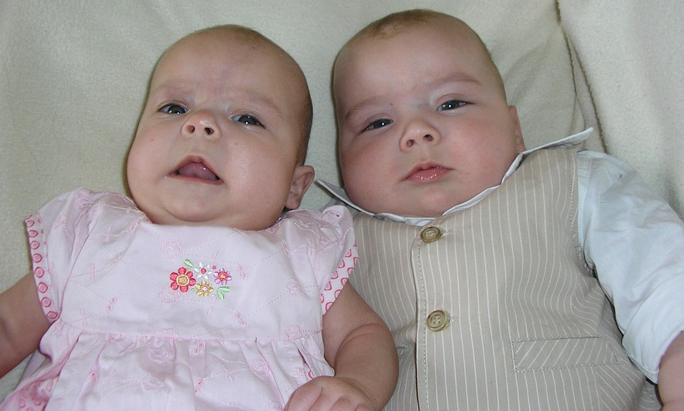 Gemelli neonati salvati dall'aborto
