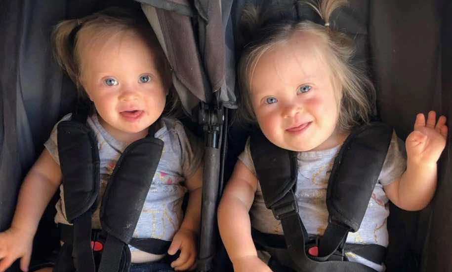 Charlotte e Anette, due deliziose bambine Down di un anno