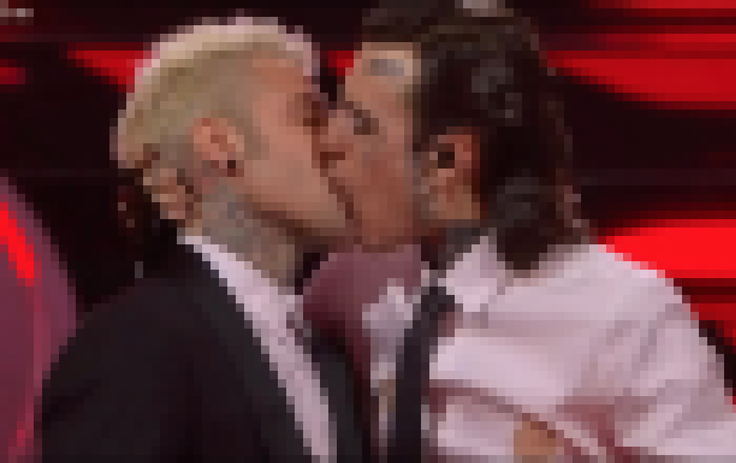 A Sanremo bacio gay e atteggiamenti sessuali. Ecco a cosa serve il nostro canone 1