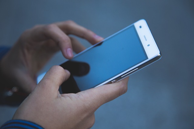 Scuola. Bene Valditara su divieto assoluto smartphone in classe 1