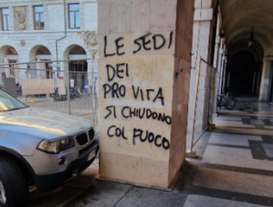 Pro Vita & Famiglia: «valutiamo intervento nel procedimento penale contro autrici delle scritte intimidatorie apparse a Padova» 1