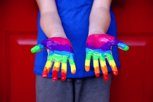 Pavia. Comune fermi corsi LGBT nelle scuole: foto oscene sui profili delle associazioni coinvolte 1