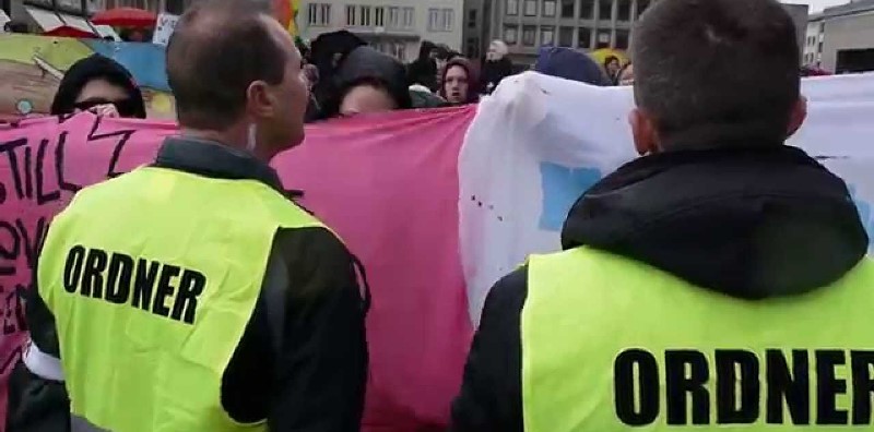 Germania, associazioni GLBT usano la Bibbia come carta igienica 1