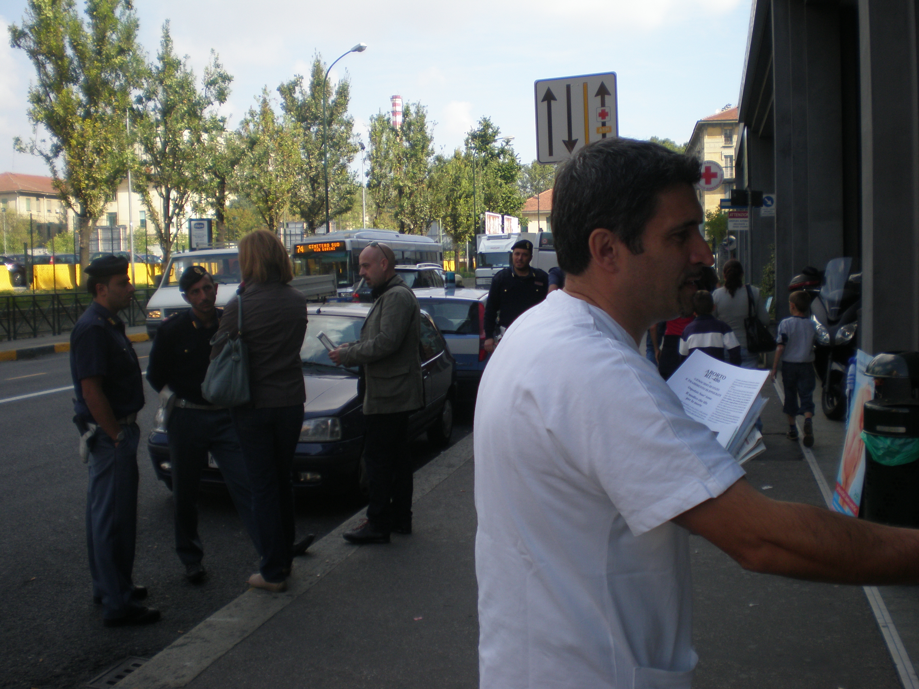 Volantinaggio al Sant’Anna di Torino in preparazione all’iniziativa 12 ore di preghiera per la Vita 1