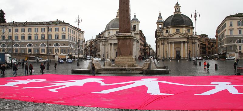 Roma, Manif Pour Tous: “;Bandiera Manif di 600 mq a Piazza del Popolo per dire no a Hollande e le politiche di Marino” 1