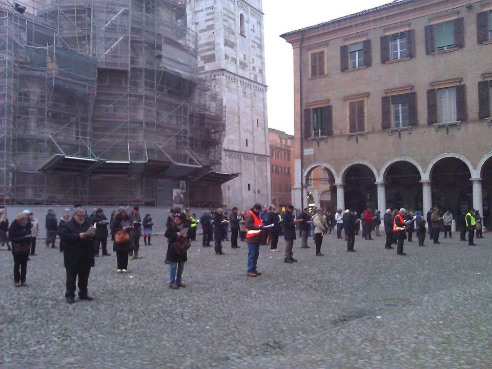 Piazza Grande, 400 Sentinelle in Piedi per la libertà d’opinione 1