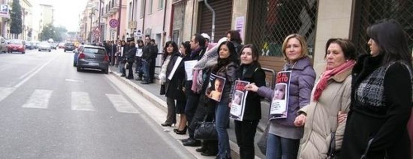 &#8216;No all’aborto’, donne in protesta all’esterno della clinica &#8216;Sant’Anna’ 1