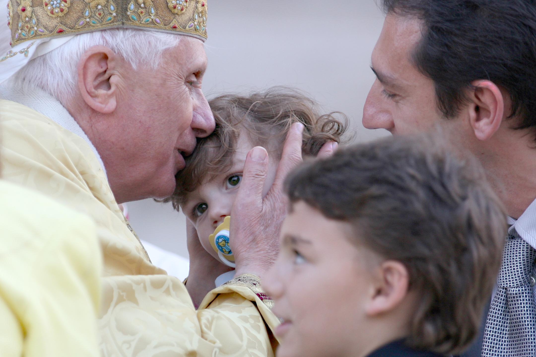 AUL onora Papa Benedetto XVI per la difesa dei bambini non nati 1