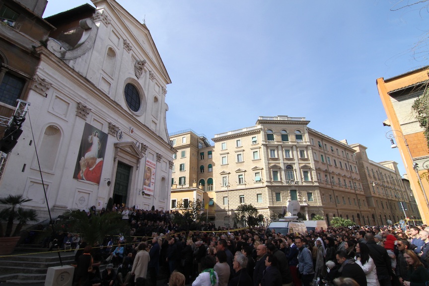 A Santa Maria In Sassia per il giorno della Festività della Misericordia un prete ricorda la vita violata 1