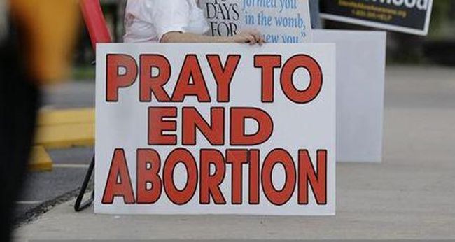 cartello prolife: preghiamo per la fine dell'aborto