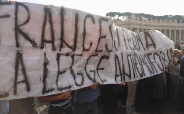Italiani pro-famiglia chiedono aiuto al Papa contro la legge sull’omofobia 1
